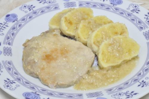Jak uvařit vepřové plátky na česneku se staročeskými knedlíky ? Snadné recept, připravený za 30 - 45 minut